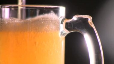 Bira bira bardağına dökülür varlık