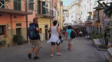 Riomaggiore şehirde yürüyüş turist