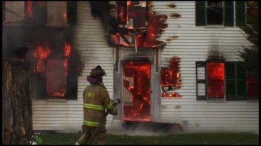 Bir ev tamamen yangın tarafından tahrip