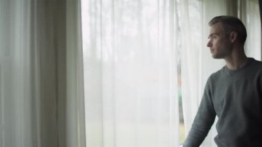 Depresif adam pencerede (3 / 9)