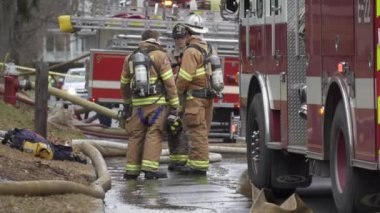 İtfaiyeciler yanan bir eve söndürmek