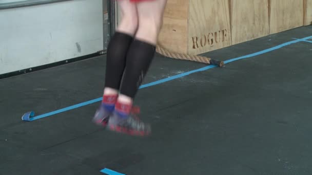 Gente haciendo ejercicio en un gimnasio tipo cross-fit — Vídeos de Stock