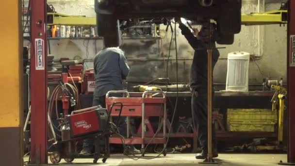 Lassen op een auto in een Garage — Stockvideo