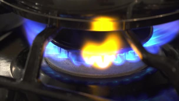 Газовая плита горит — стоковое видео