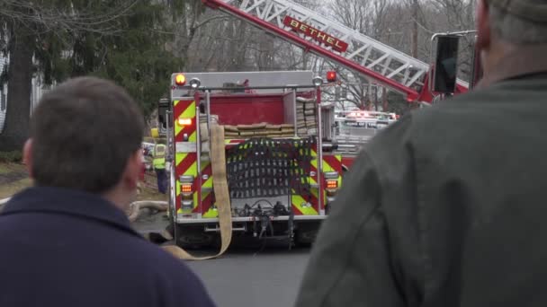 Toeschouwers op het toneel van een brand huis — Stockvideo
