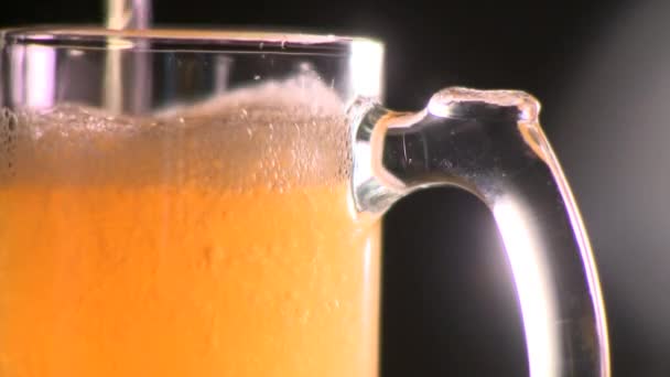 Bière versée dans un verre à bière — Video