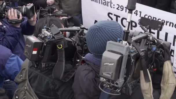 Δημοσιογράφοι συνέντευξη από άτομα σχετικά με breaking news — Αρχείο Βίντεο