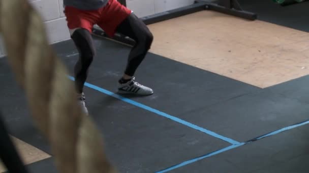 Persone che lavorano in una palestra di tipo cross-fit — Video Stock