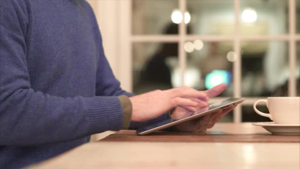 Hombre usando dispositivos electrónicos — Vídeos de Stock