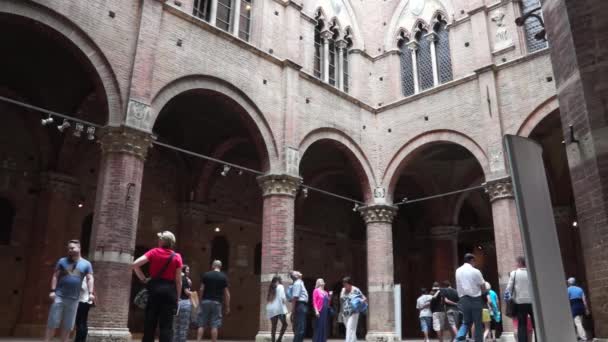 Torre del Mangia en Siena — Vídeo de stock