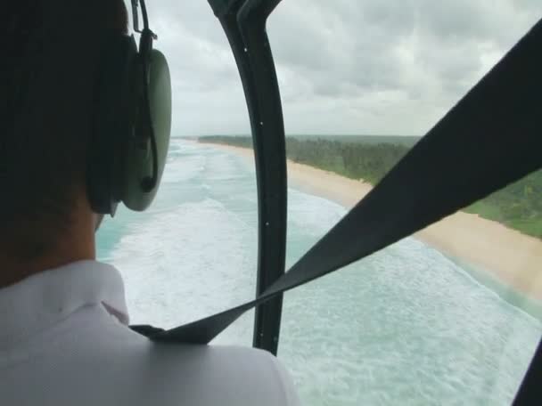 Egy helikopter repülési — Stock videók