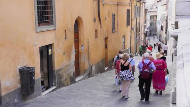 Människor som vandrar i Siena — Stockvideo