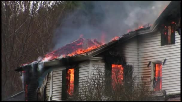 Een huis is volledig verwoest door brand — Stockvideo