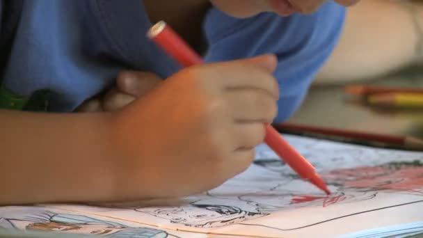 Criança usando lápis coloridos — Vídeo de Stock