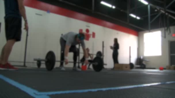 Gente haciendo ejercicio en un gimnasio tipo cross-fit — Vídeos de Stock