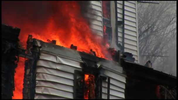 Ein Haus wird durch Feuer komplett zerstört — Stockvideo