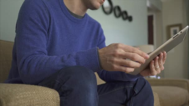 Людина на дивані використовуючи новітні технології в 4K (1 з 9 ) — стокове відео