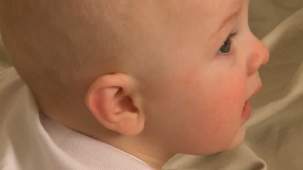 Bebek erkek 6 aylık 1 18 — Stok video