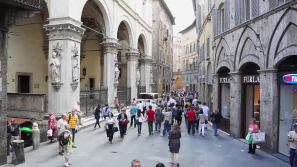 Menschen zu Fuß in Siena — Stockvideo