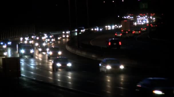 Tráfico por carretera por la noche — Vídeo de stock