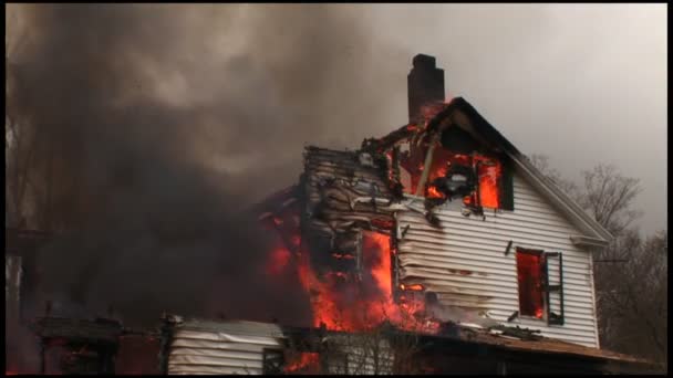 Een huis is volledig verwoest door brand — Stockvideo