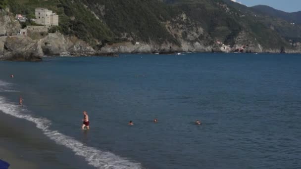 Monterosso sahil sahneleri — Stok video