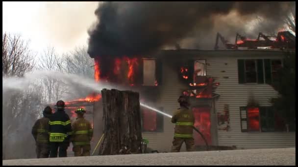 Una casa è completamente distrutta dal fuoco — Video Stock