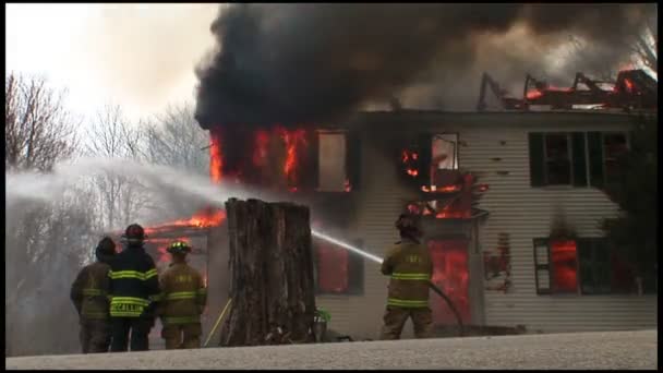 Ett hem är helt förstörd av brand — Stockvideo