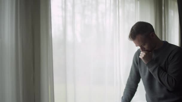 Καταθλιπτική άνθρωπος στο παράθυρο (7 9) — Αρχείο Βίντεο