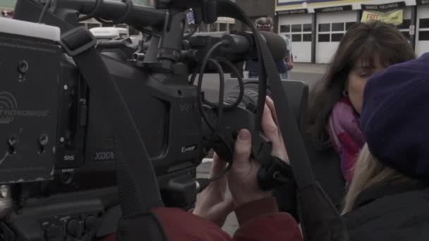 İnsanlar son dakika haberi hakkında gazetecilere röportaj — Stok video