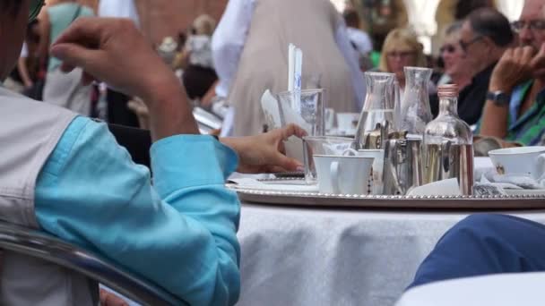 Gente comiendo en Venecia — Vídeo de stock