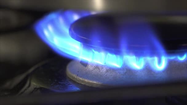 Estufa de gas se quema — Vídeos de Stock