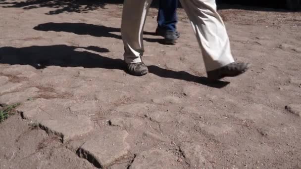 Mensen lopen op een oude Romeinse weg — Stockvideo