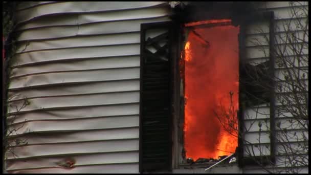 Bir ev tamamen yangın tarafından tahrip — Stok video