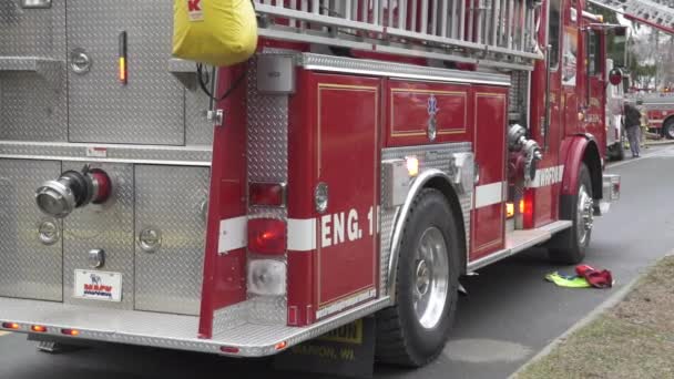 Πυροσβέστες στη σκηνή της πυρκαγιάς σπιτιού — Αρχείο Βίντεο