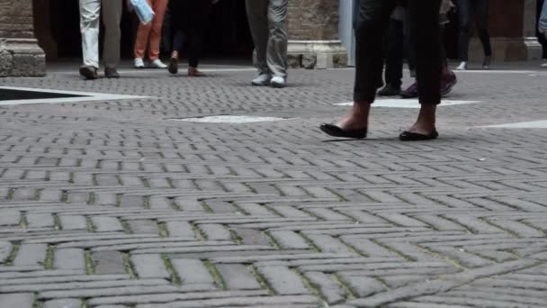 Gente caminando en Siena — Vídeos de Stock