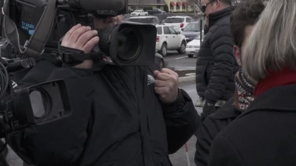 Reportrar intervjua personer om nyheter — Stockvideo