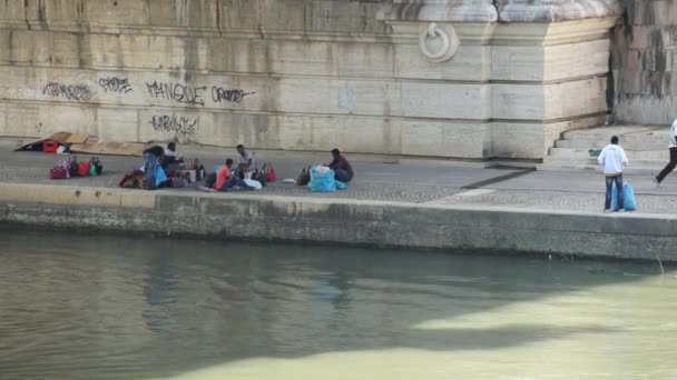 Obdachlose Einwanderer in Rom — Stockvideo