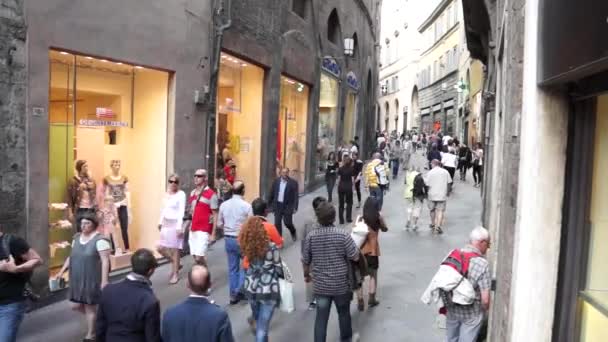 Människor som vandrar i Siena — Stockvideo