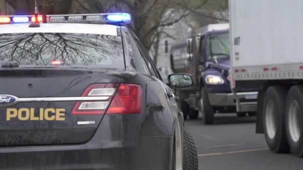 Поліцейський автомобіль біля місця злочину — стокове відео