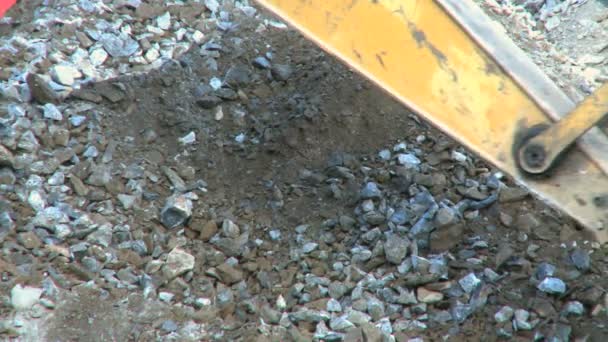 反铲挖土机挖出来砾石 — 图库视频影像