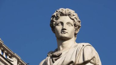 oud standbeeld in rome