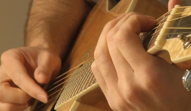 Gitar çalan müzisyen