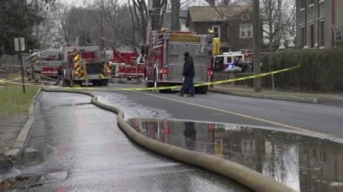 İtfaiyeciler yanan bir eve söndürmek