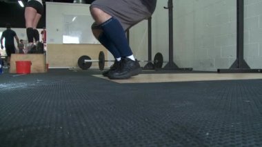 Bir çapraz-fit türü spor salonunda emekçilerin