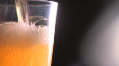 Bira bira bardağına dökülür varlık