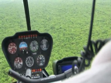 bir helikopter uçuş