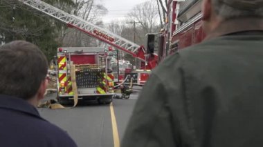 Seyirci yakınındaki evde yangın