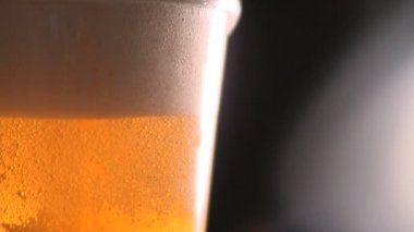 Bira bira bardağına dökülür varlık