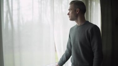 Pencere (6 9, depresif adam)